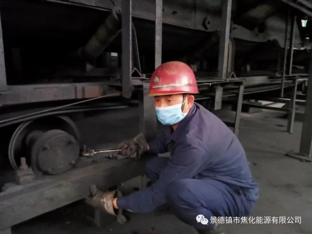 “老線這邊人手不夠，你們那邊有誰可以過來支援？”“好的，我馬上來。”聽到這個(gè)消息時(shí)，羅國安剛剛結(jié)束新線的維修工作，但他二話不說，立即拿起維修包，投入到老線的維修工作當(dāng)中。每天工作10小時(shí)以上已經(jīng)成為抗疫期間的常態(tài)，雖然身體很疲憊，但是他沒有任何怨言，“確實(shí)很辛苦、很累，但現(xiàn)在正是特殊時(shí)期，只有保障公司生產(chǎn)經(jīng)營“不斷檔”，我們生活才能“不斷線”，恰恰我所在的運(yùn)輸廠就是承擔(dān)著焦炭煤炭運(yùn)輸?shù)闹匾氊?zé)，所以我更應(yīng)該恪盡職守，保障好這些設(shè)備的穩(wěn)定運(yùn)行?！?jpg